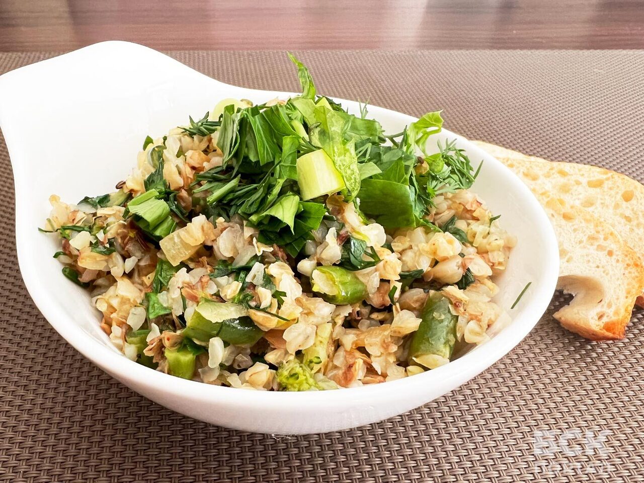 Никогда ее не варим. Добавьте зелень, специи и гречка будет очень вкусной