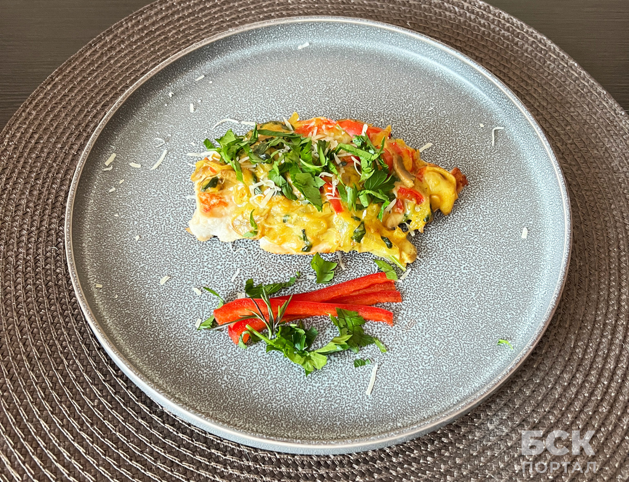 Запеченная курица с грибами в сливочном соусе