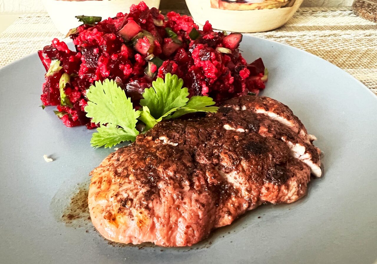 Салат с кускусом и свеклой и курочка без масла