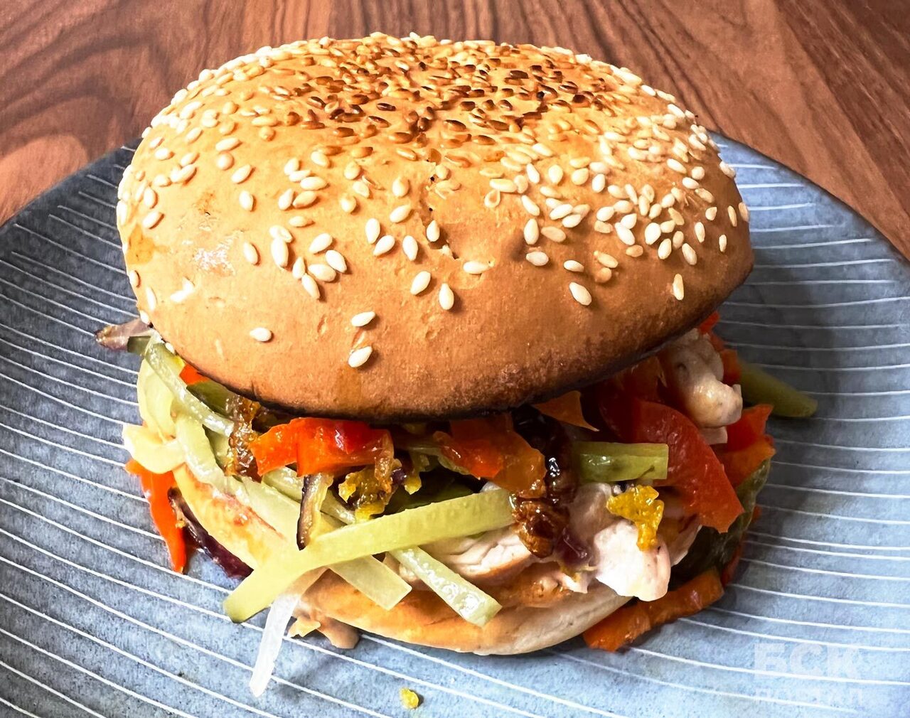 Бургер с индейкой и халапеньо