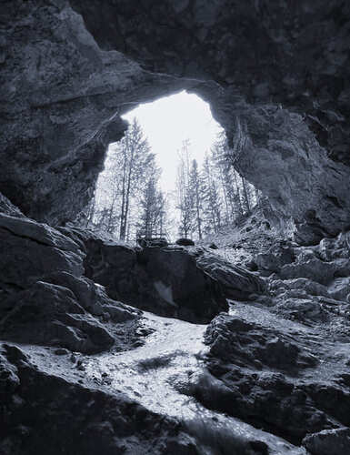 Пещера с озером