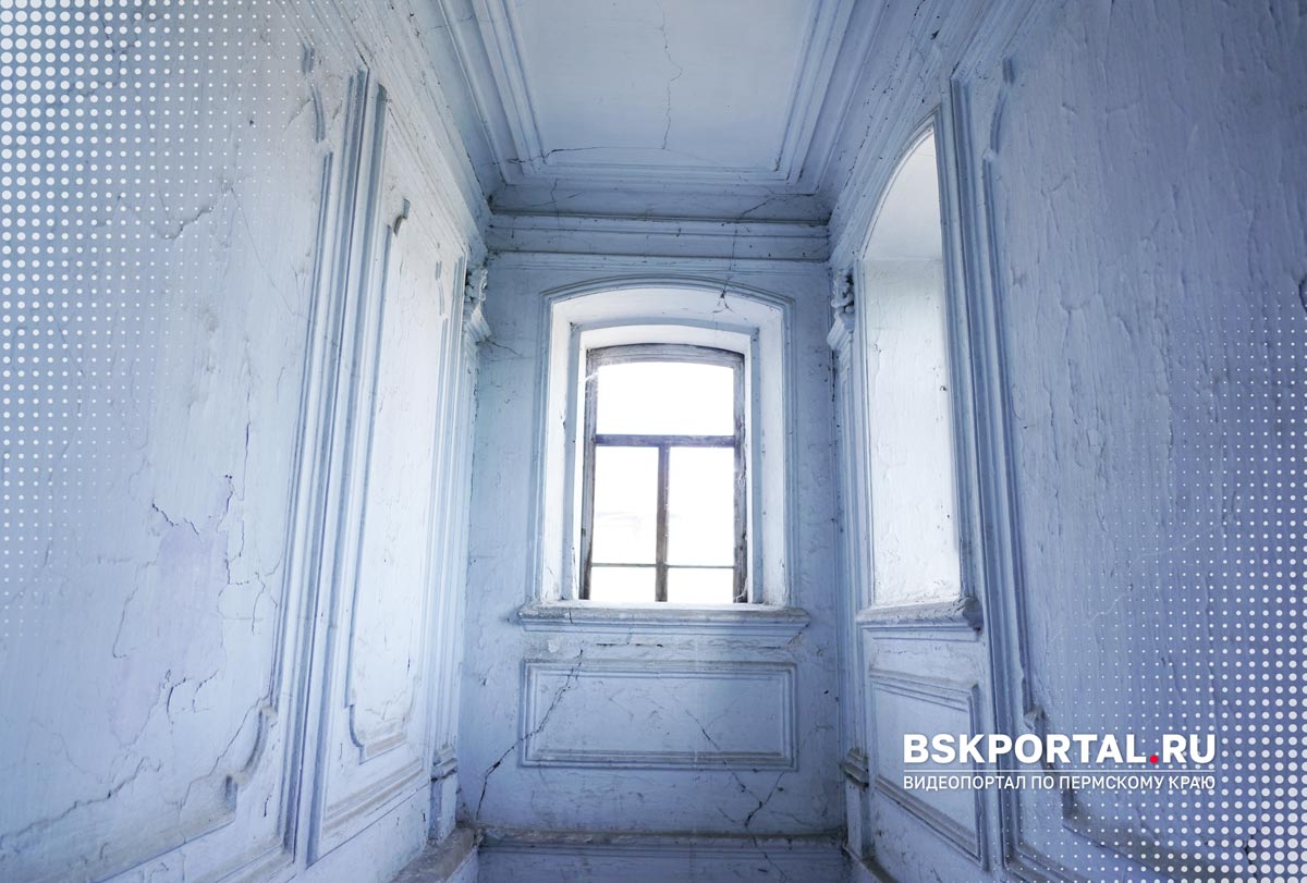 Парадная в старом доме Кунгура – интерьер с высокими потолками и лепниной