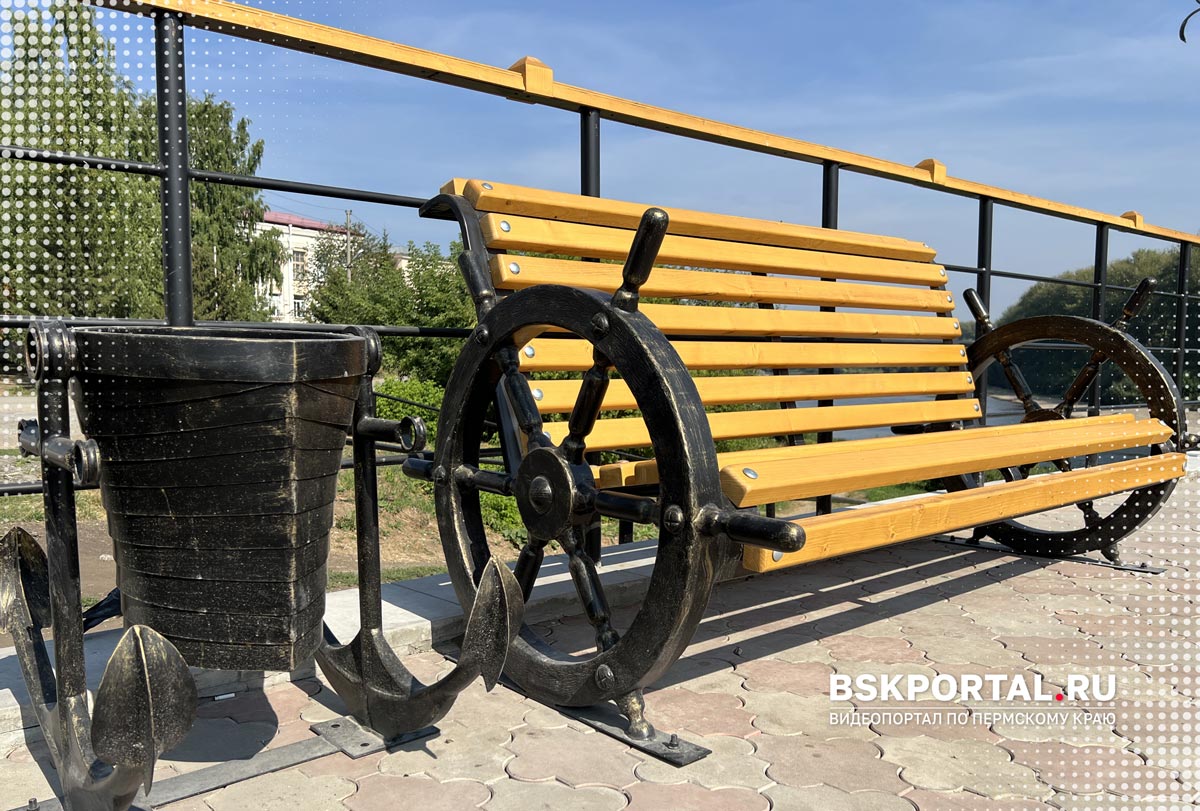 Скамейка у набережной в Кунгуре — лавка с элементами якоря и штурвала