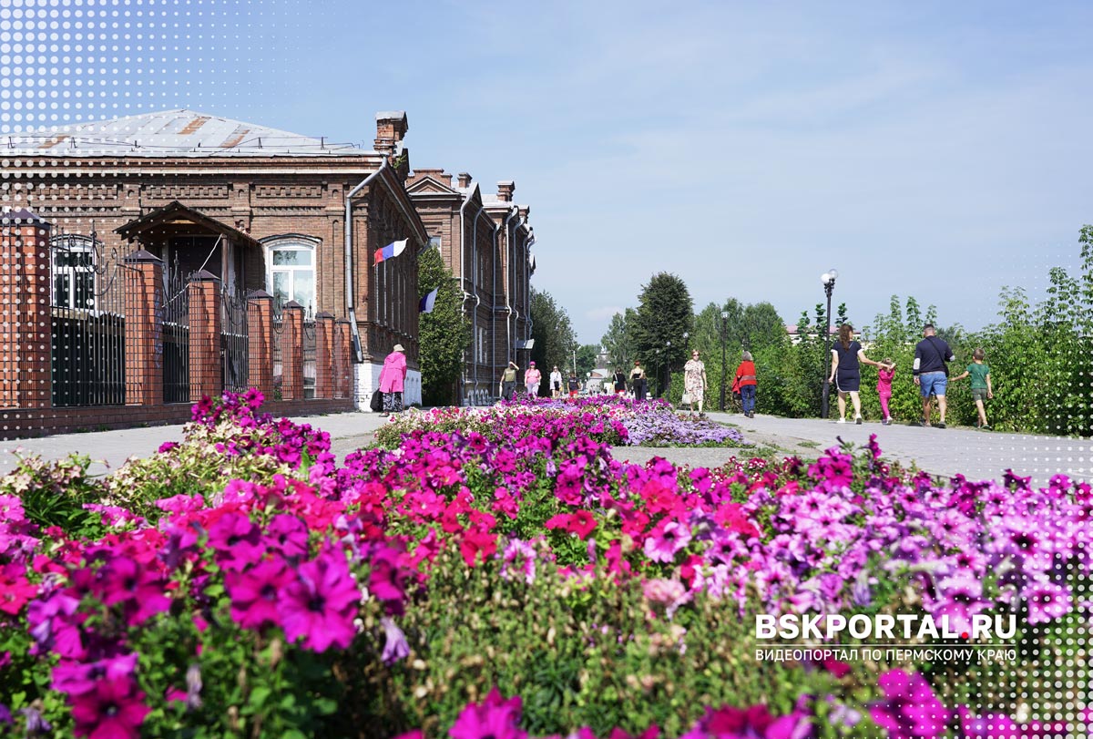 Пешеходная зона в Кунгуре с цветниками и исторической застройкой на улице Карла Маркса