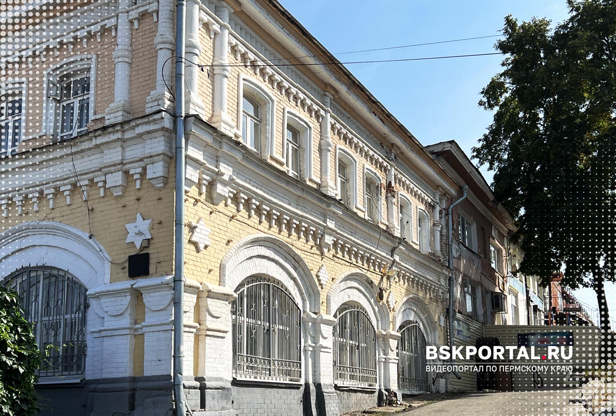 Старинное кирпичное здание в Кунгуре