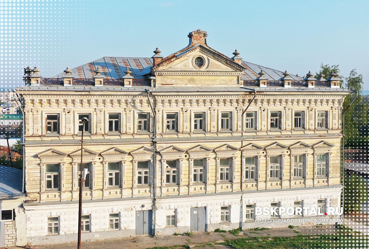 Здание городской управы в Кунгуре — исторический административный дом с декоративным фасадом