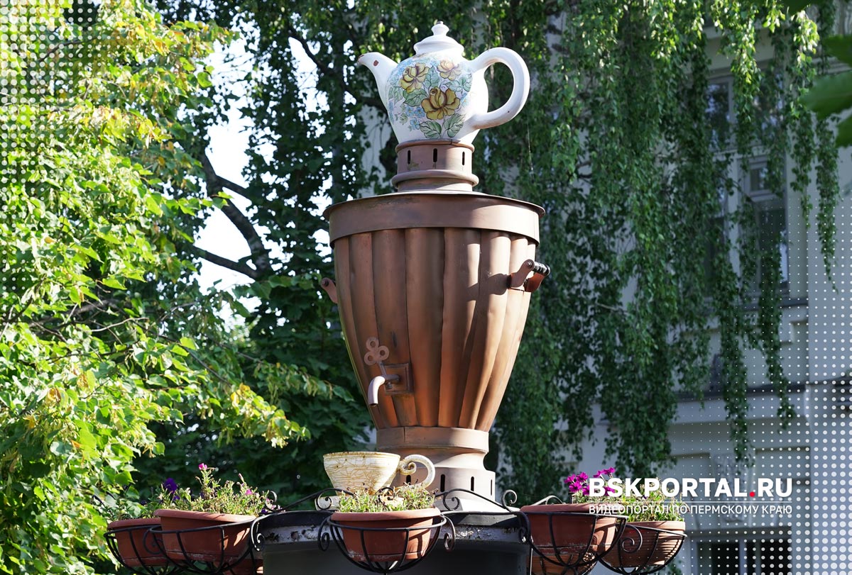 Памятник самовару в Кунгуре — декоративный самовар с чайником сверху