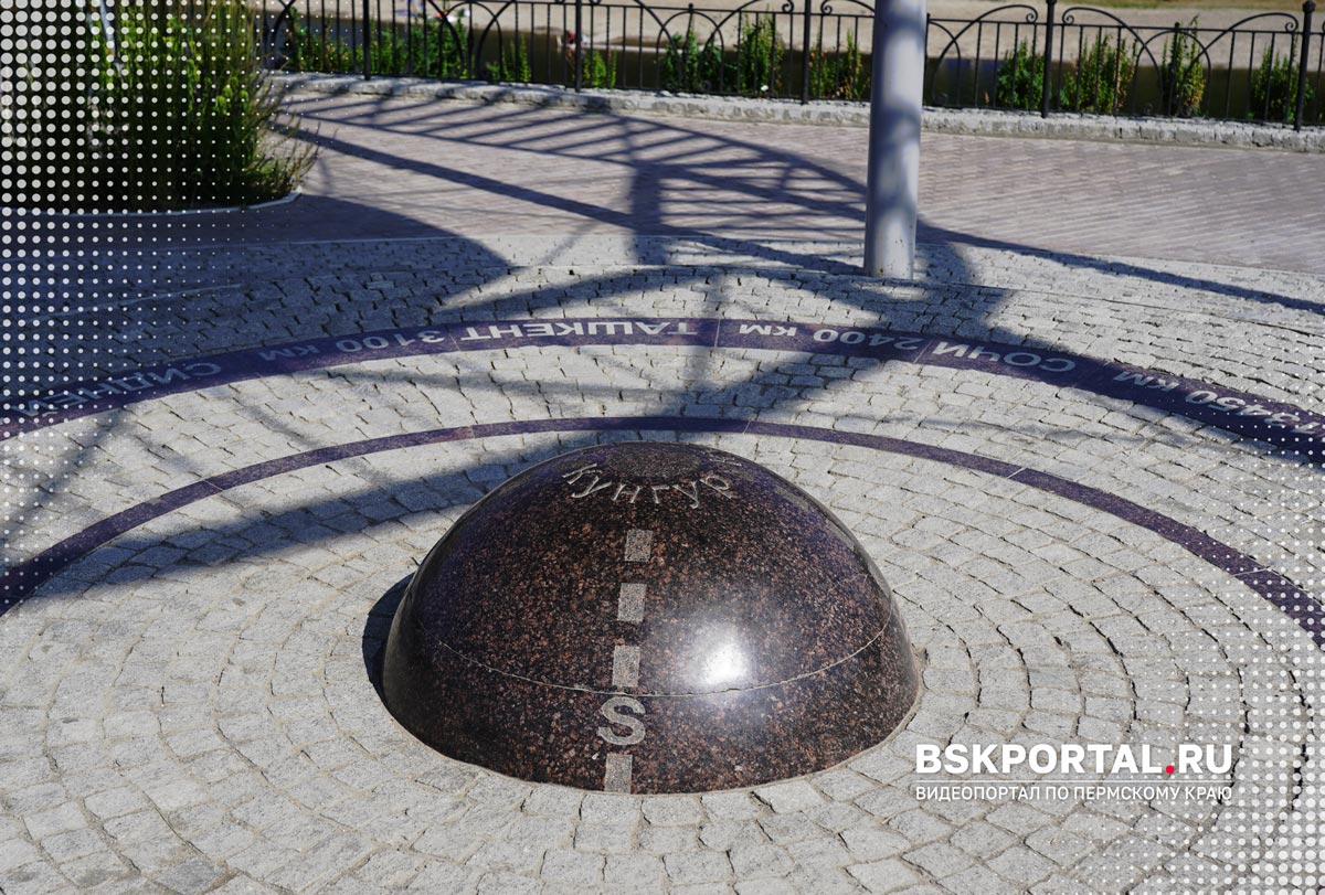 Пуп Земли в Кунгуре — символический центр города с указателями расстояний