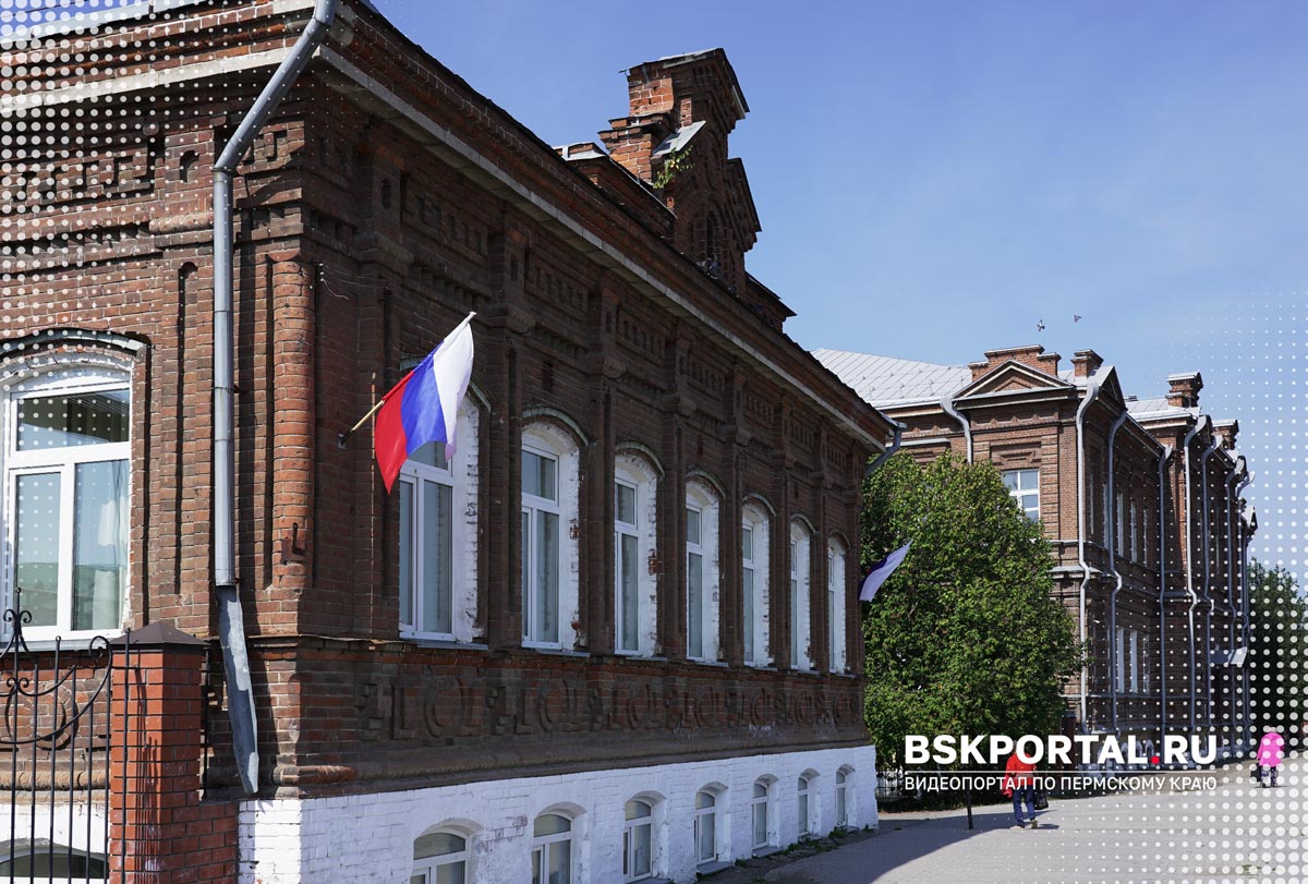 Кунгур, улица Карла Маркса, старинный купеческий дом из красного кирпича