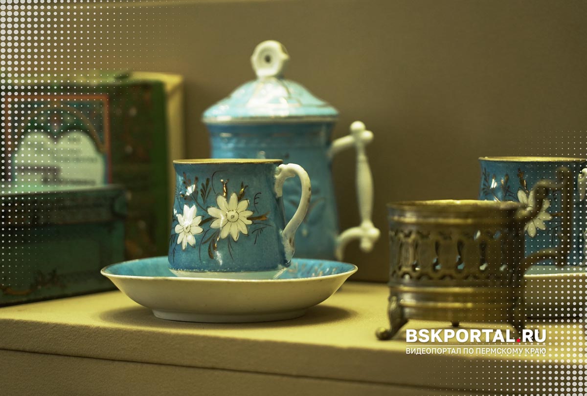 старинный купеческий сервиз из музея Кунгура, фарфоровая чашка и чайник