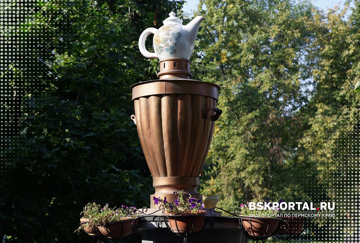 памятник самовару в Кунгуре, чайник на самоваре, городской арт-объект