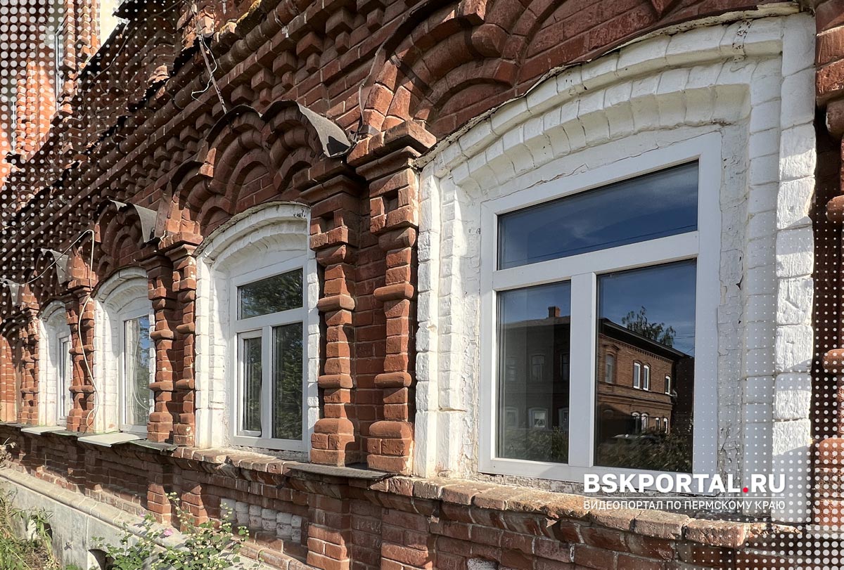 Кунгур старинный купеческий дом кирпичная архитектура фасад с окнами