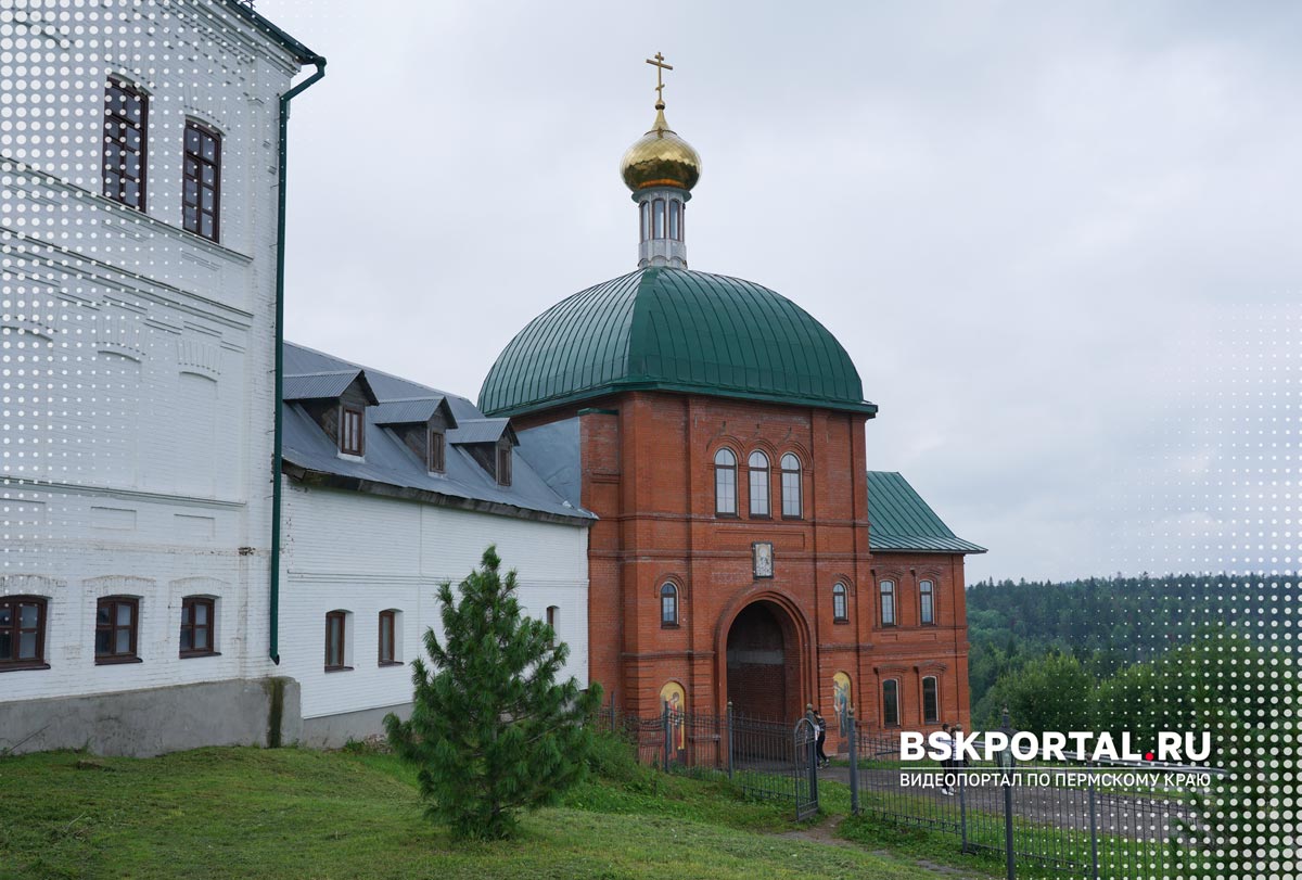 Надвратная церковь Спиридона Тримифунтского в Белогорском монас