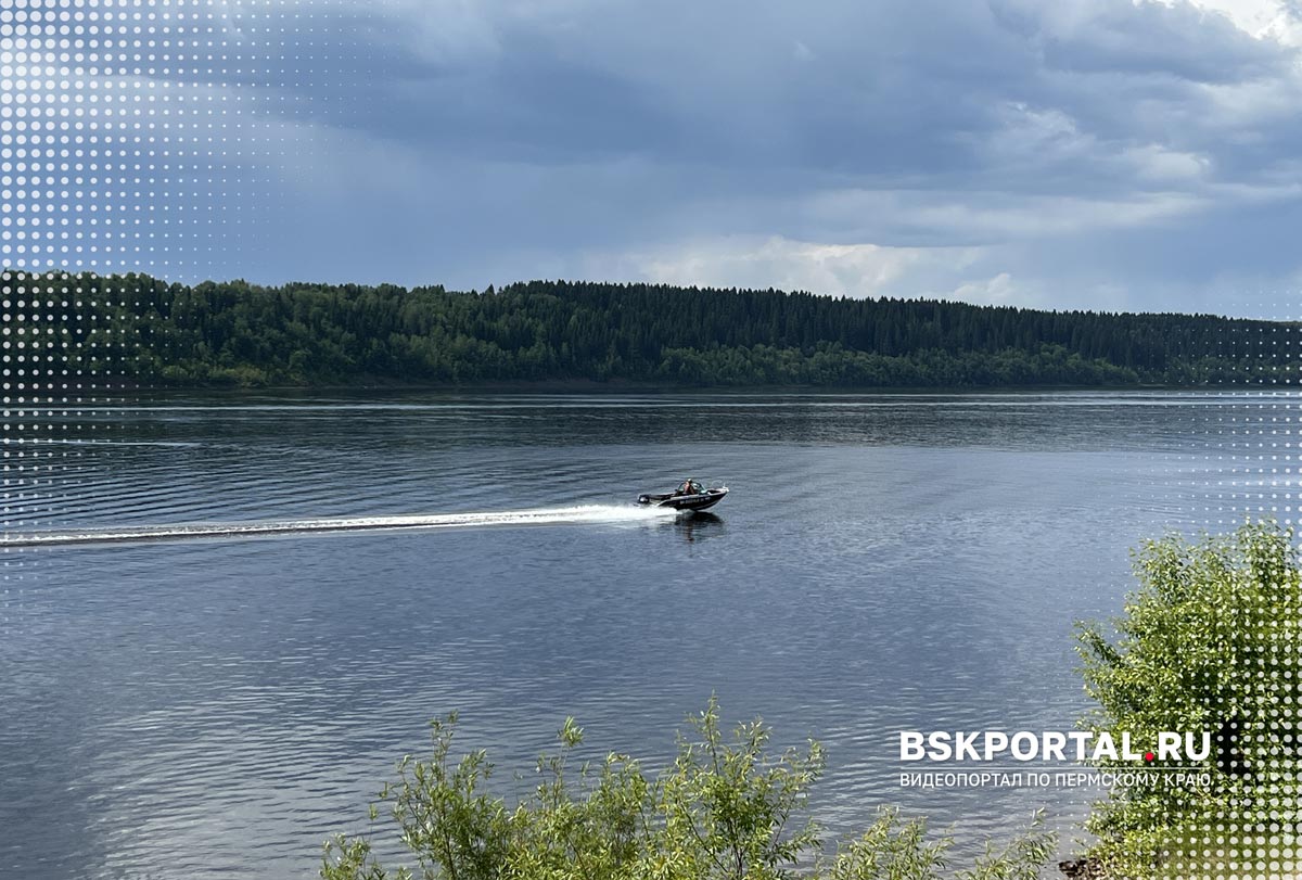 Река Кама в Березниках с моторной лодкой на воде