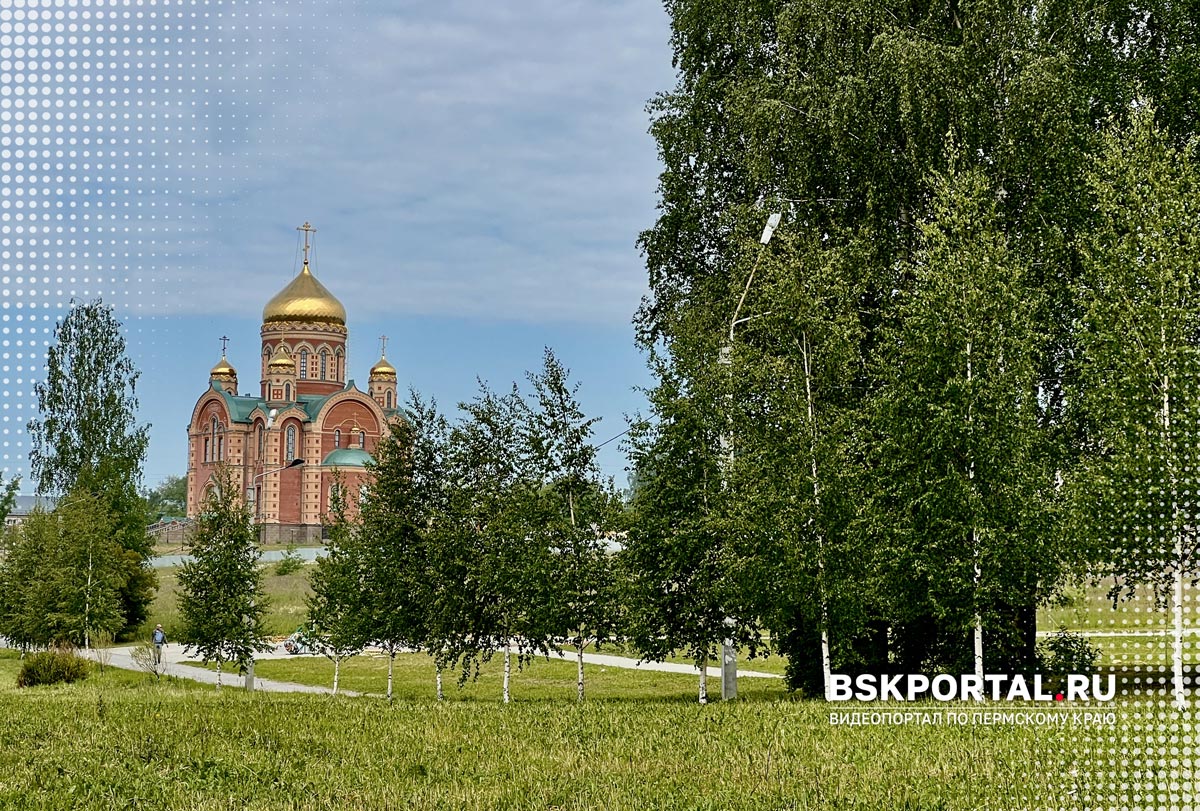 Православный храм в Березниках среди зелёной парковой зоны