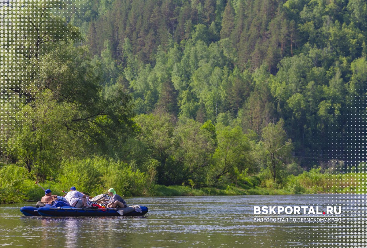 Сплав по реке в Пермском крае — туристы на катамаране среди лесных берегов