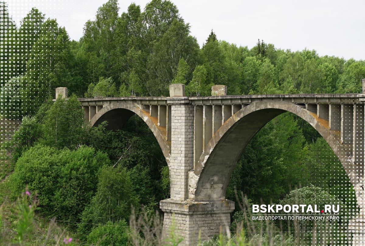 Каменный виадук в Пермском крае — арочный мост над лесным оврагом