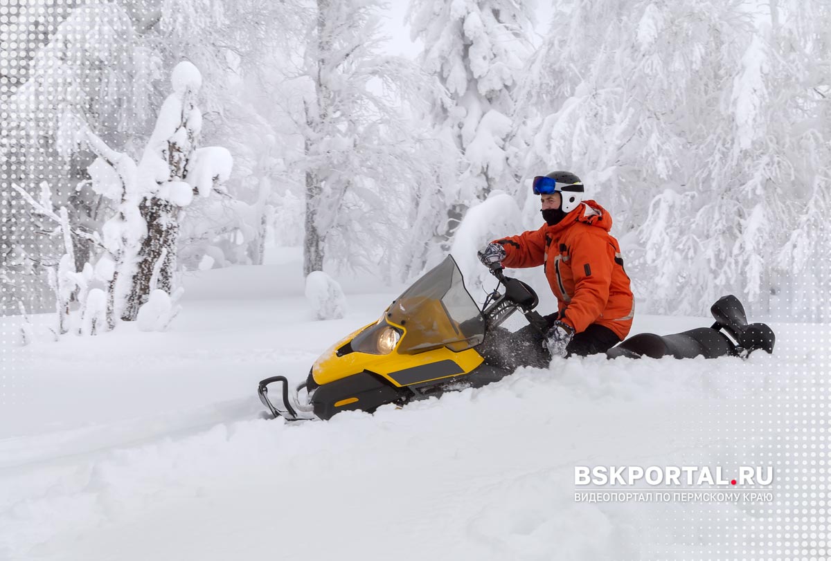 Зима в Пермском крае — поездка на снегоходе по заснеженному лесу