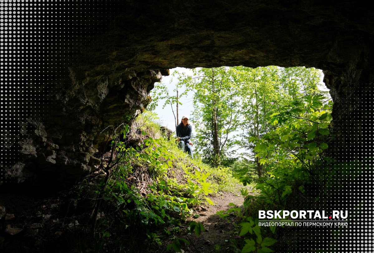 Пещера двухэтажка в Александровске, вход в скальный грот с выходом к лесу