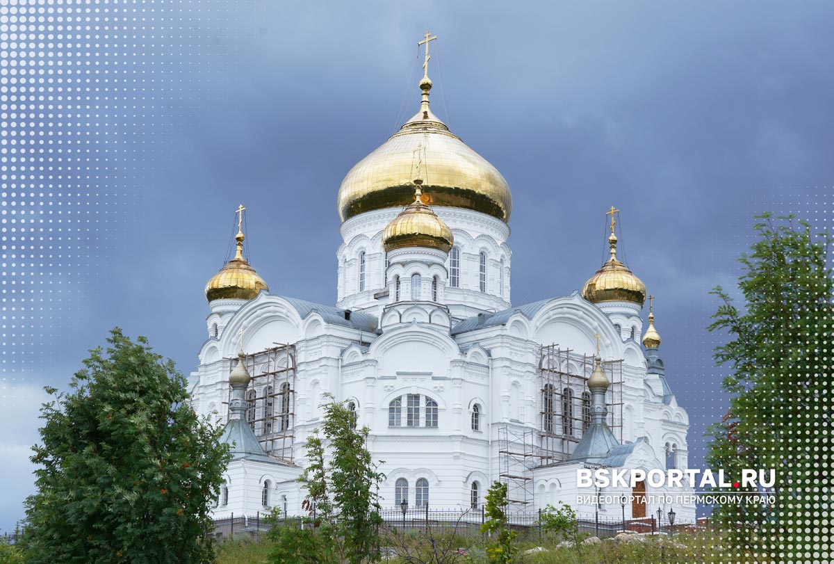 Белогорский монастырь в Пермском крае — белокаменный храм с золотыми куполами на горе