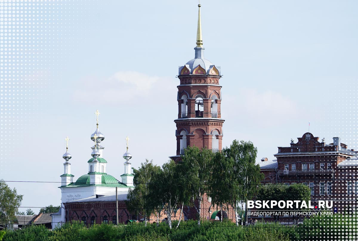 Кунгур Пермский край — историческая застройка с колокольней и храмами