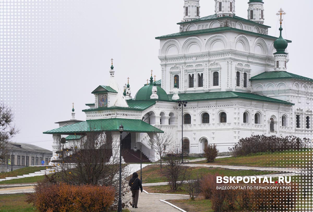 Соликамск Пермский край — белокаменный храм с зелёной крышей и историческая застройка