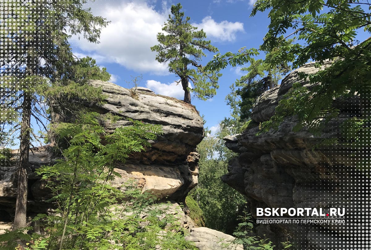 Каменный город Пермский край — скальные останцы и каменные проходы среди леса