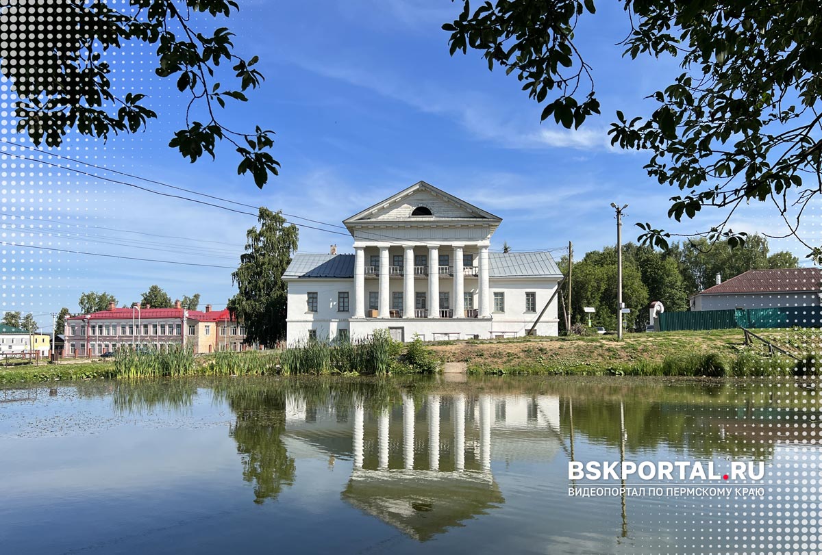 Здание правления Строгановых с колоннами у пруда в Ильинском