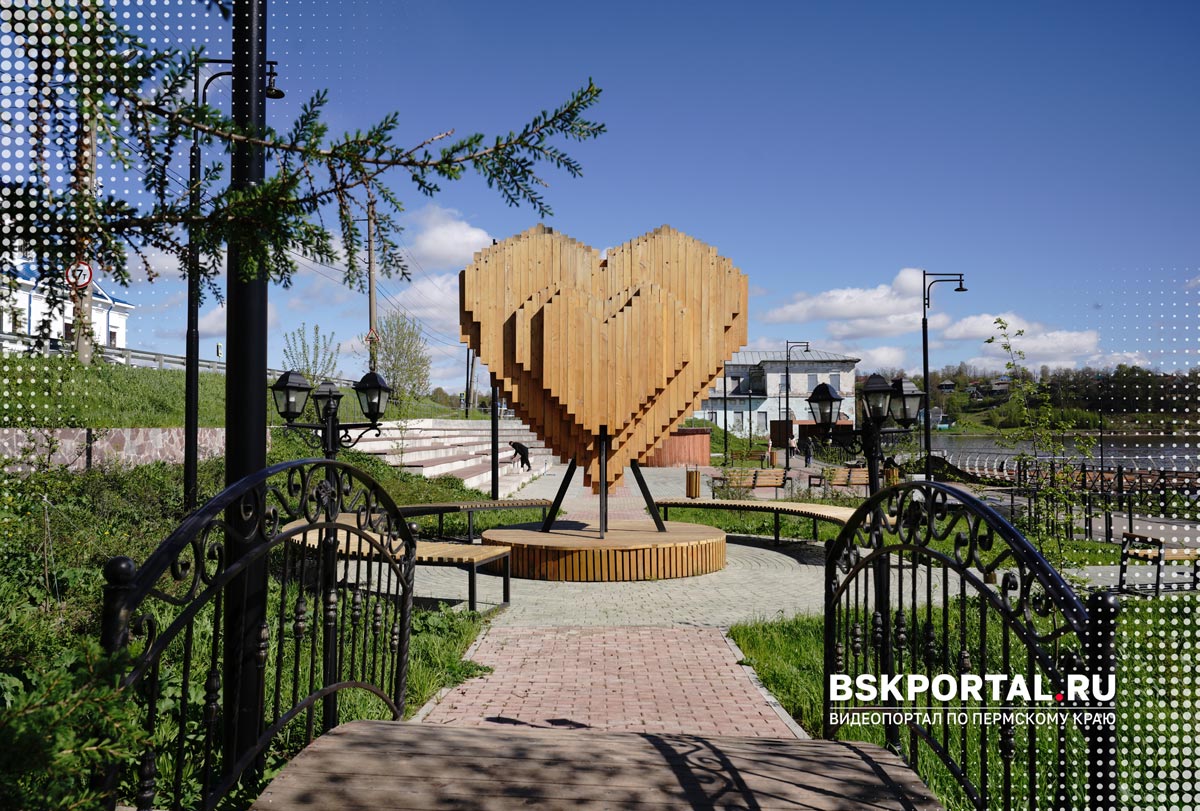 Деревянная инсталляция в форме сердца на набережной в Добрянке