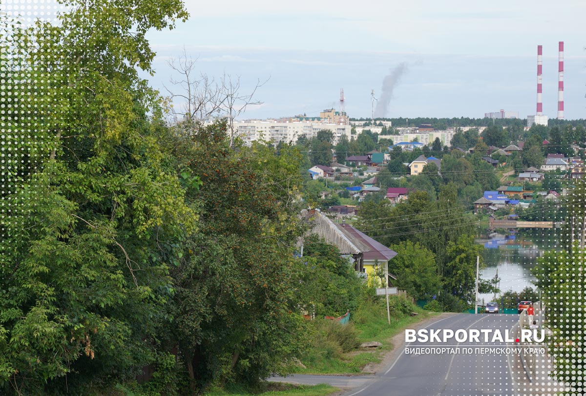Панорама Добрянки при въезде в город: пруд, старый и новый районы, трубы Пермской ГРЭС