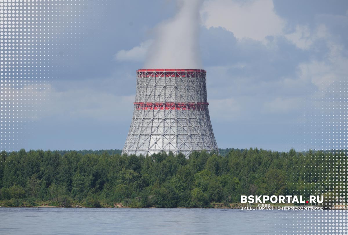 Градирня Пермской ГРЭС на берегу Камского водохранилища в Добрянке