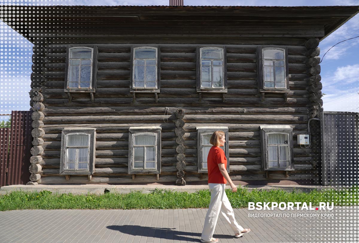 Старинный двухэтажный деревянный дом на улице Советской в Добрянке