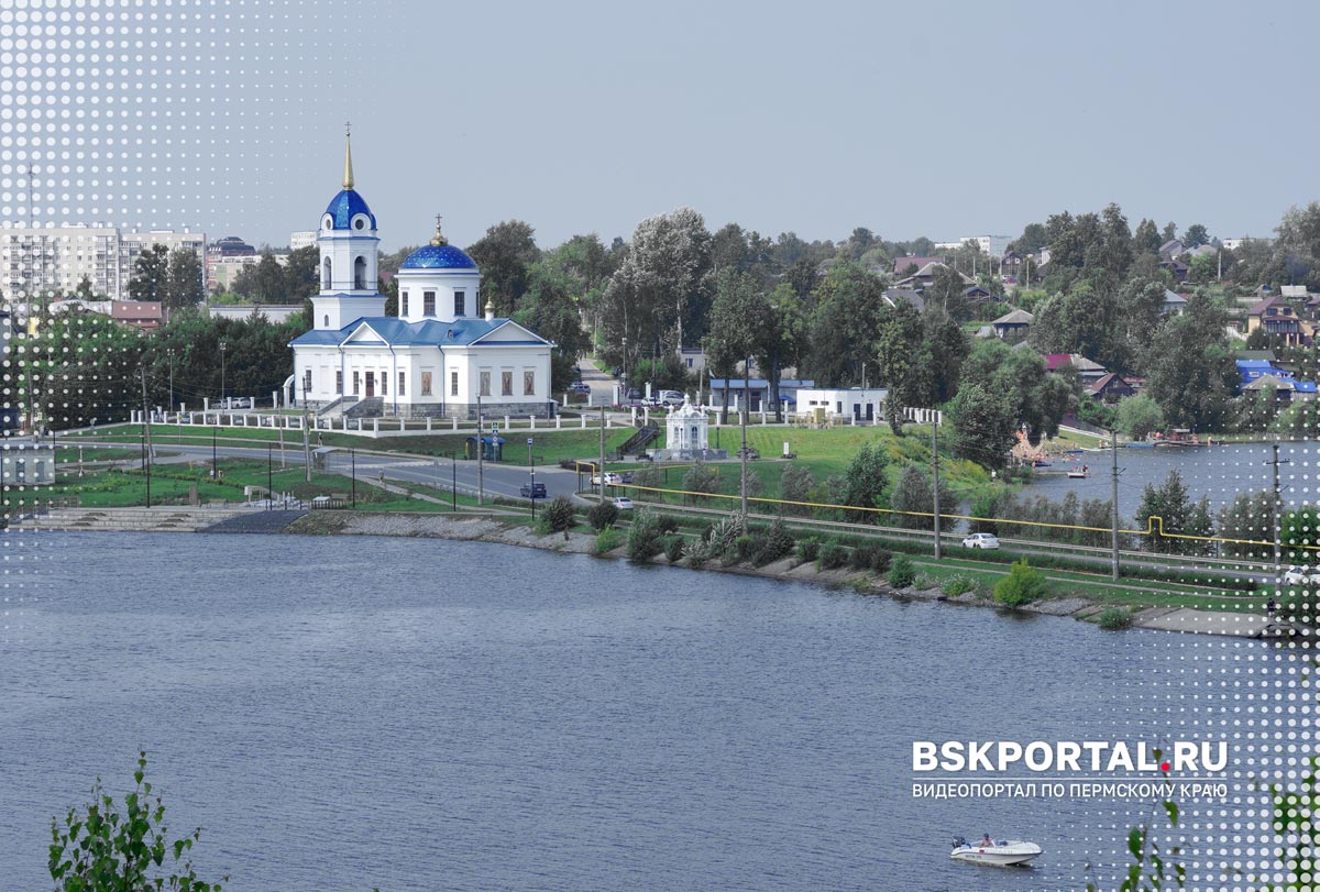 Плотина Добрянского пруда и бело-голубой храм на берегу в Добрянке