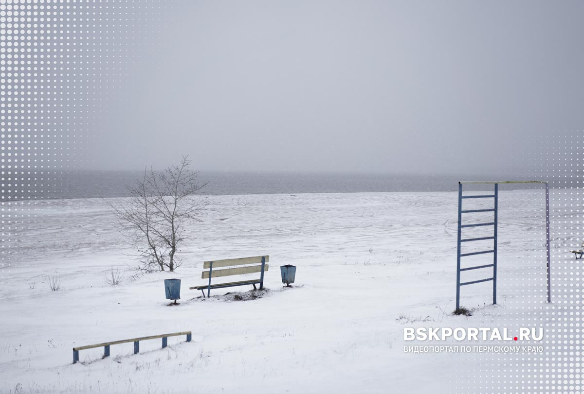 Заснеженный пляж в Добрянке на берегу Камы в ноябре