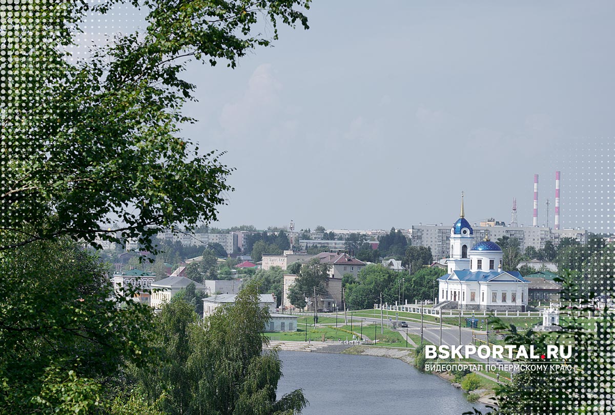 Вид на город Добрянку с противоположного берега Камы