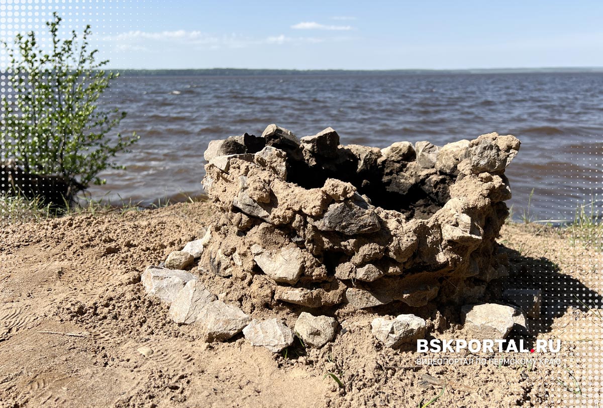 Самодельная каменная печь на берегу Камы в Добрянке