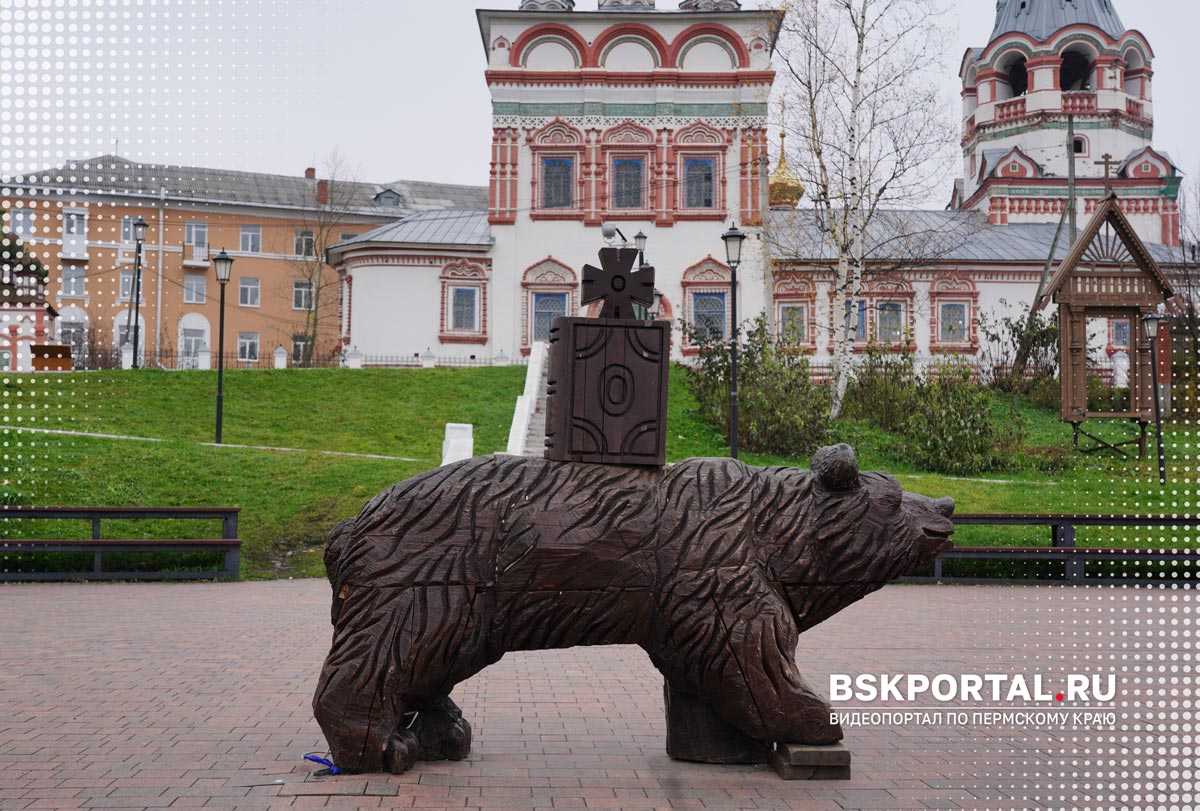Соликамск памятник медведю на фоне старинного храма. Автор БСК-портал