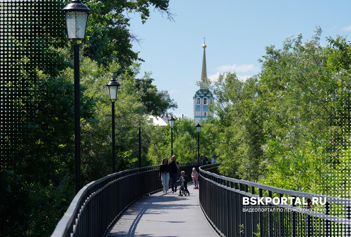 Набережная Соликамск прогулочная дорожка с видом на колокольню. фото БСК-портал