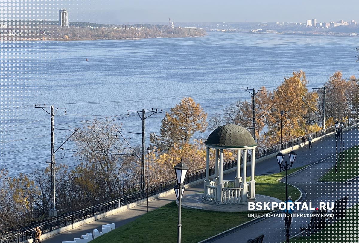 Вид на Каму и ротонду на набережной Перми солнечным осенним днем