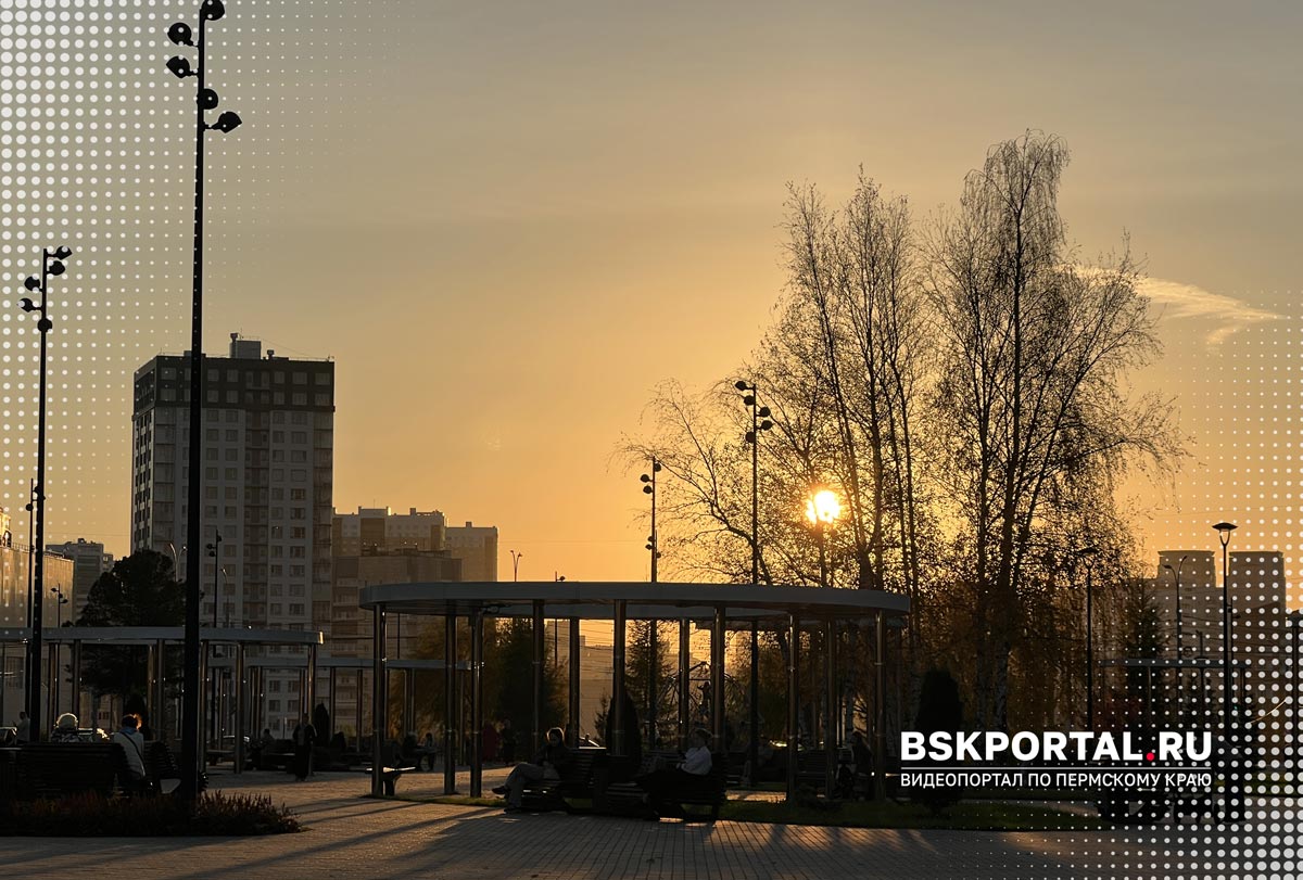 Закат в сквере имени Юрия Гагарина с современными ротондами и высотными домами в Перми