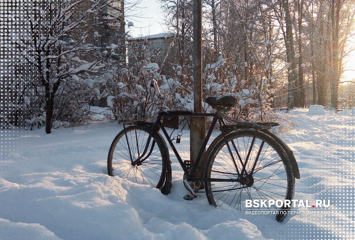 Велосипед на зимней парковке во дворе Березников