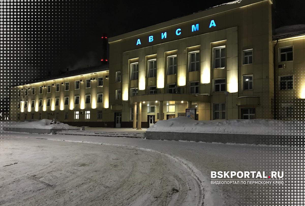 Предприятие АВИСМА в Березниках ночью, здание с подсветкой зимой