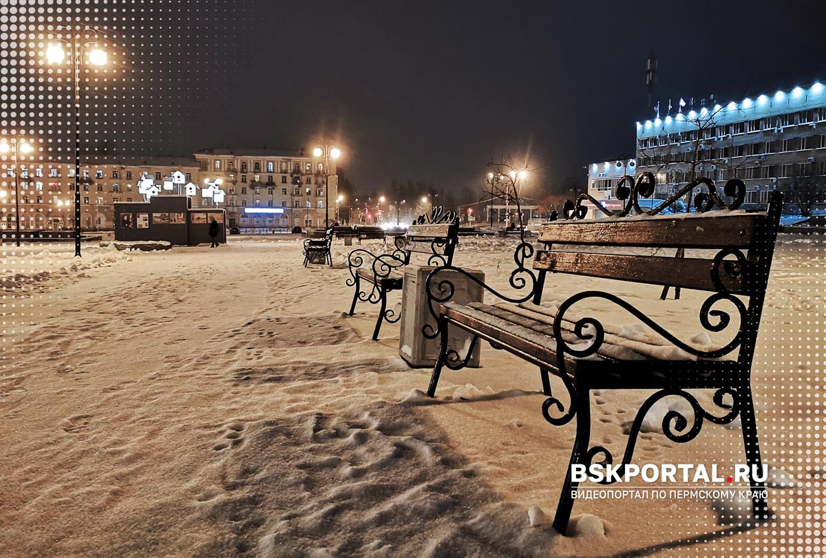 Центральная площадь Березников зимой ночью