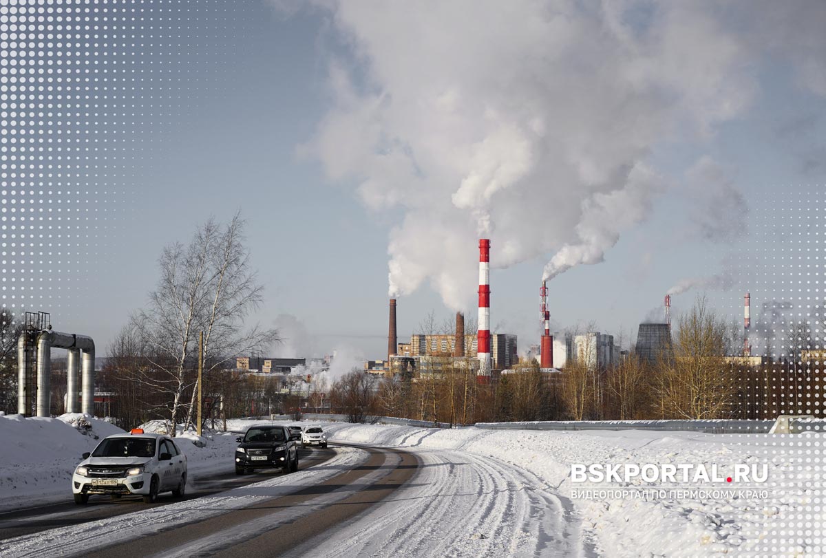 Промышленная зона Березников зимой, заводские трубы с выбросами пара