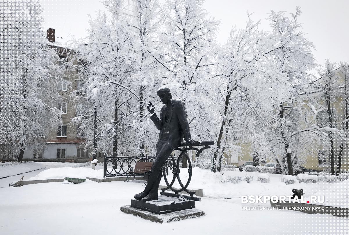 Сквер Решетова в Березниках зимой памятник