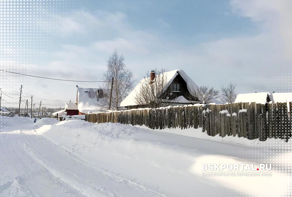 Окраина Березников зимой частные дома с деревянным забором