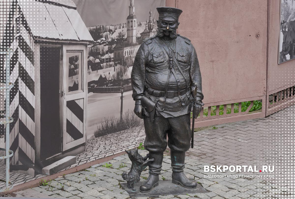Кунгурский городовой стоит у краеведческого музея, а у его ног пристроилась собака