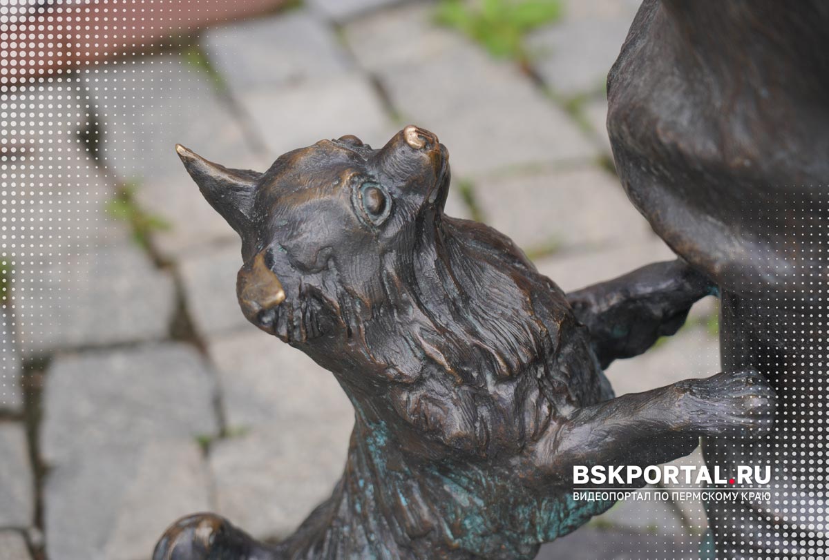 У ног кунгурского городового стоит бронзовая собака