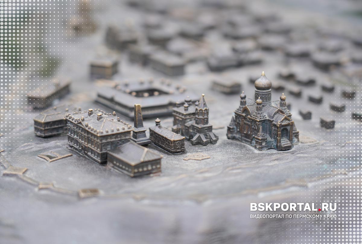 Фрагмент бронзового 3D-макета старого Кунгура с храмами и зданиями