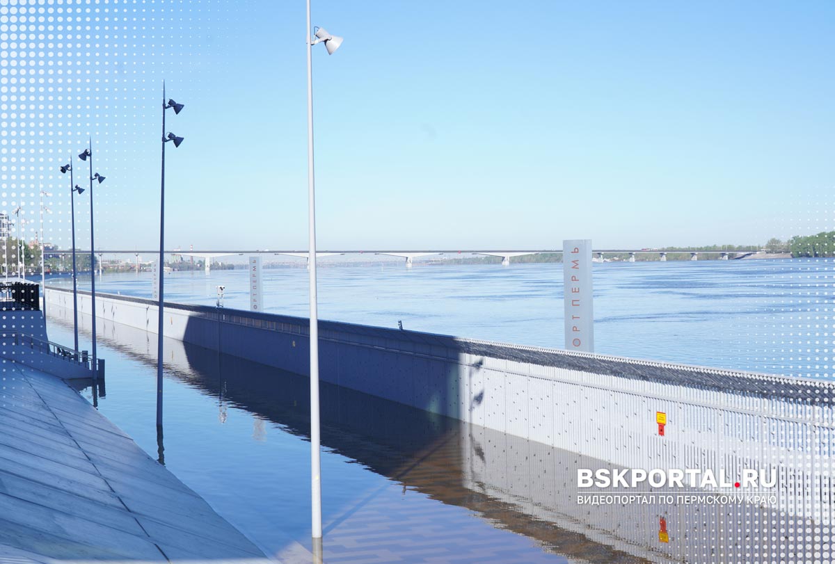 Пешеходная зона на Набережной Перми во время половодья